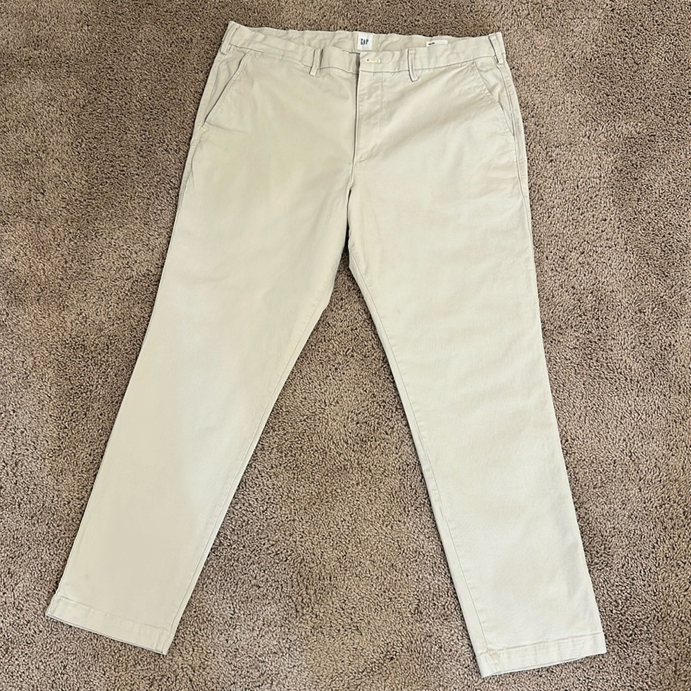 GAP essential khakis in slim fit. Size 38” x 30”. Excellent condition. No flaws.